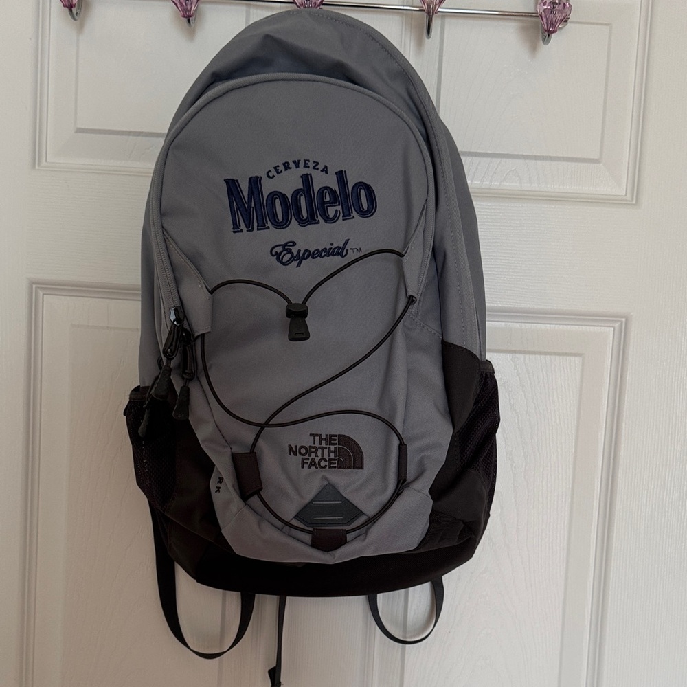 The North Face Gray and Black Backpack x Modelo Especial